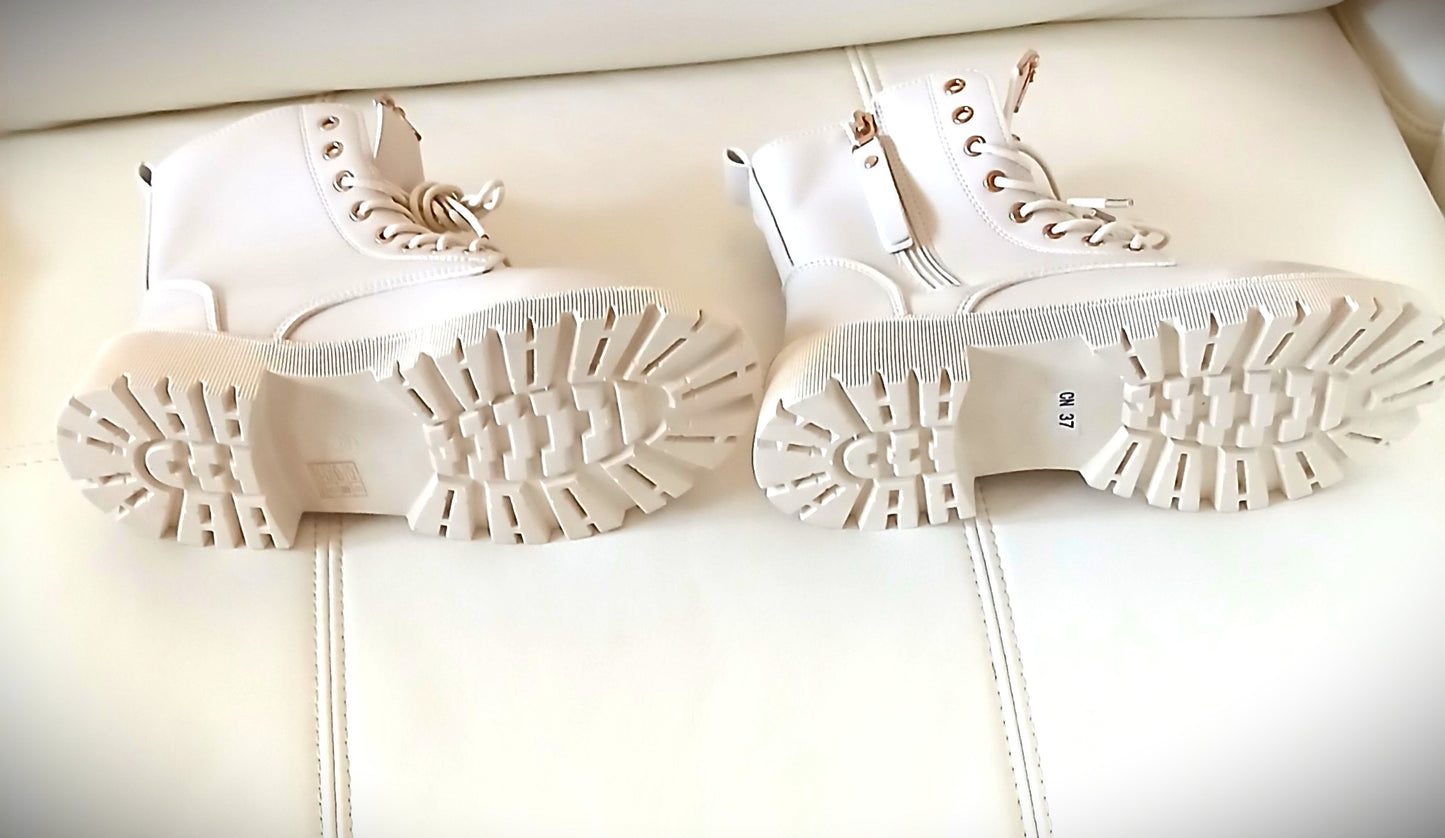 Ankle Creamy White Kitty-Ear Booties