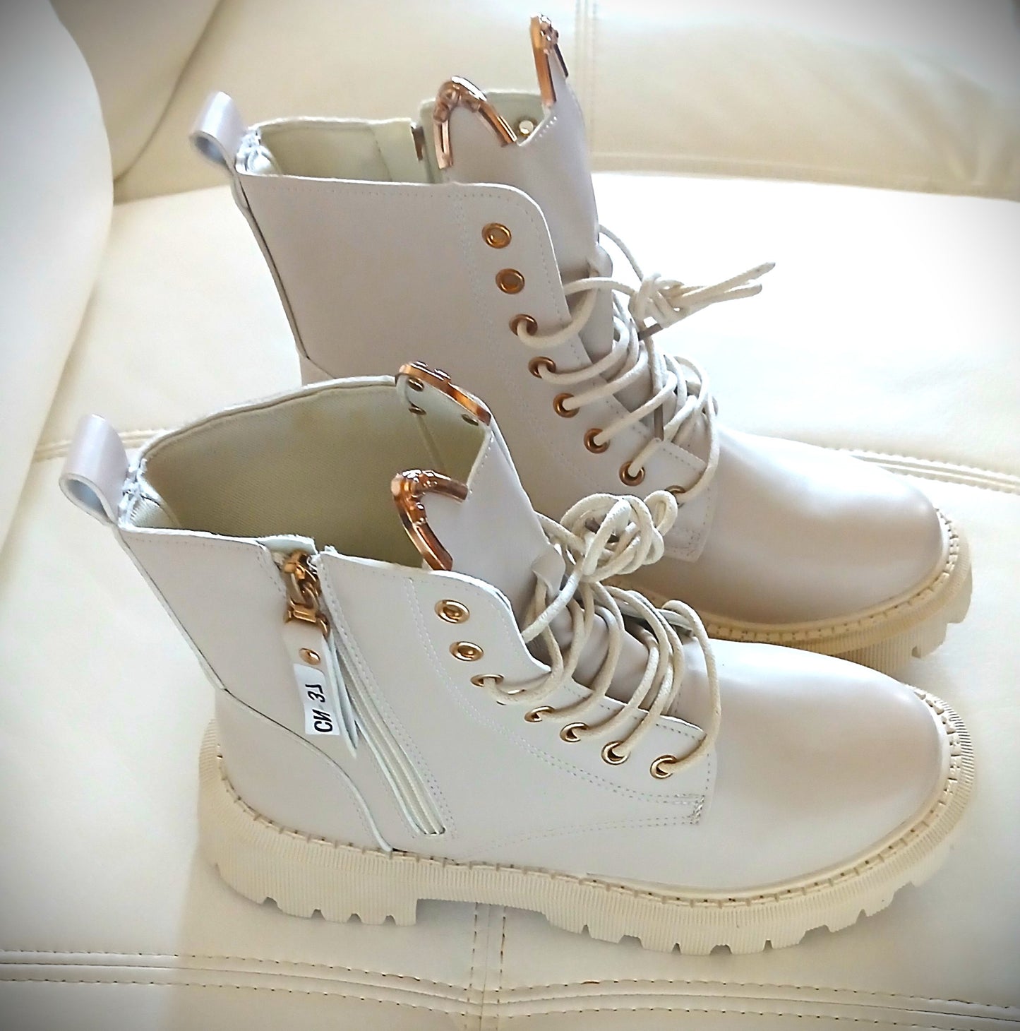 Ankle Creamy White Kitty-Ear Booties